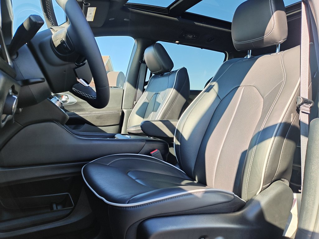 Used 2026 Chrysler Pacifica Limited FWD image 13