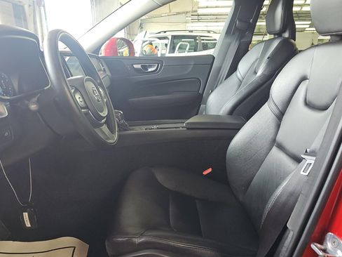 Used 2019 Volvo XC60 T5 Momentum w/ Protection Package AWD/4WD image 5