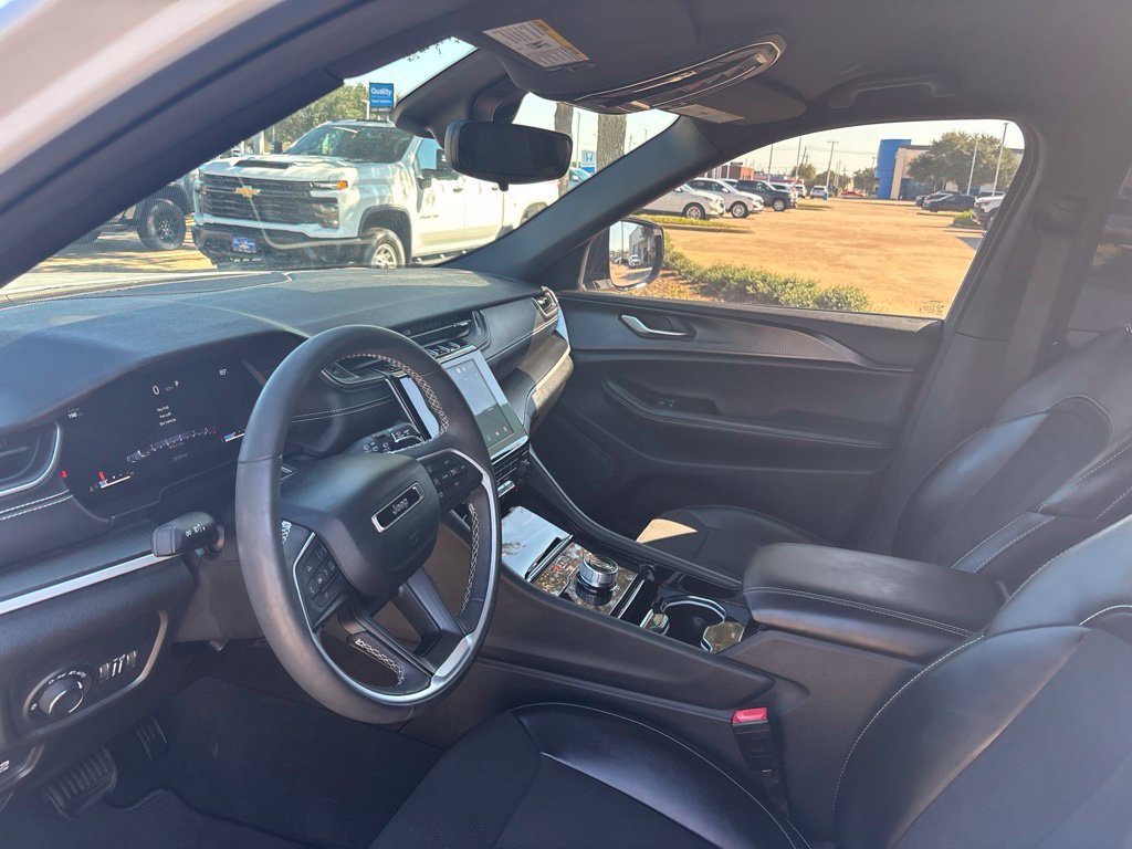 Used 2023 Jeep Grand Cherokee Altitude AWD/4WD image 9