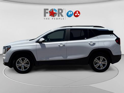 Used 2024 GMC Terrain SLE w/ Driver Convenience Package FWD image 2
