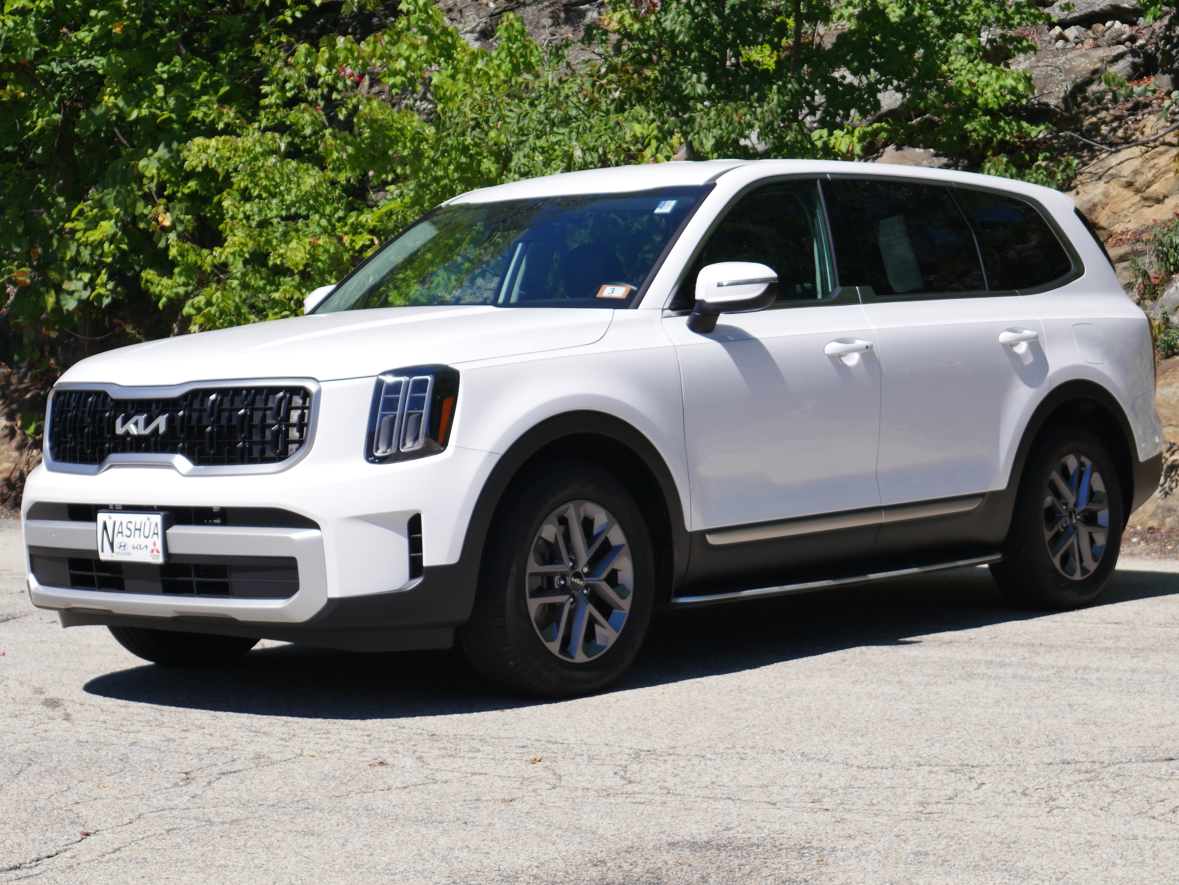 Certified 2025 Kia Telluride LX FWD image 1