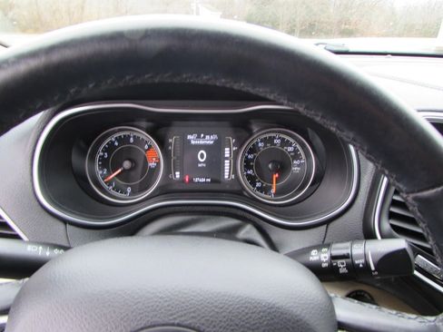 Used 2019 Jeep Cherokee Latitude w/ Cold Weather Group image 18