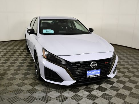 Used 2024 Nissan Altima 2.5 SR FWD image 3