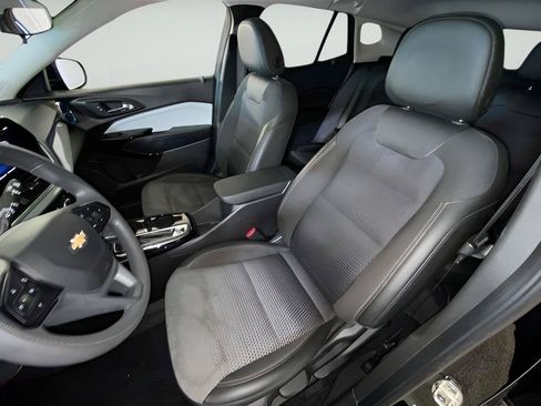 Used 2025 Chevrolet Trax LT FWD image 17