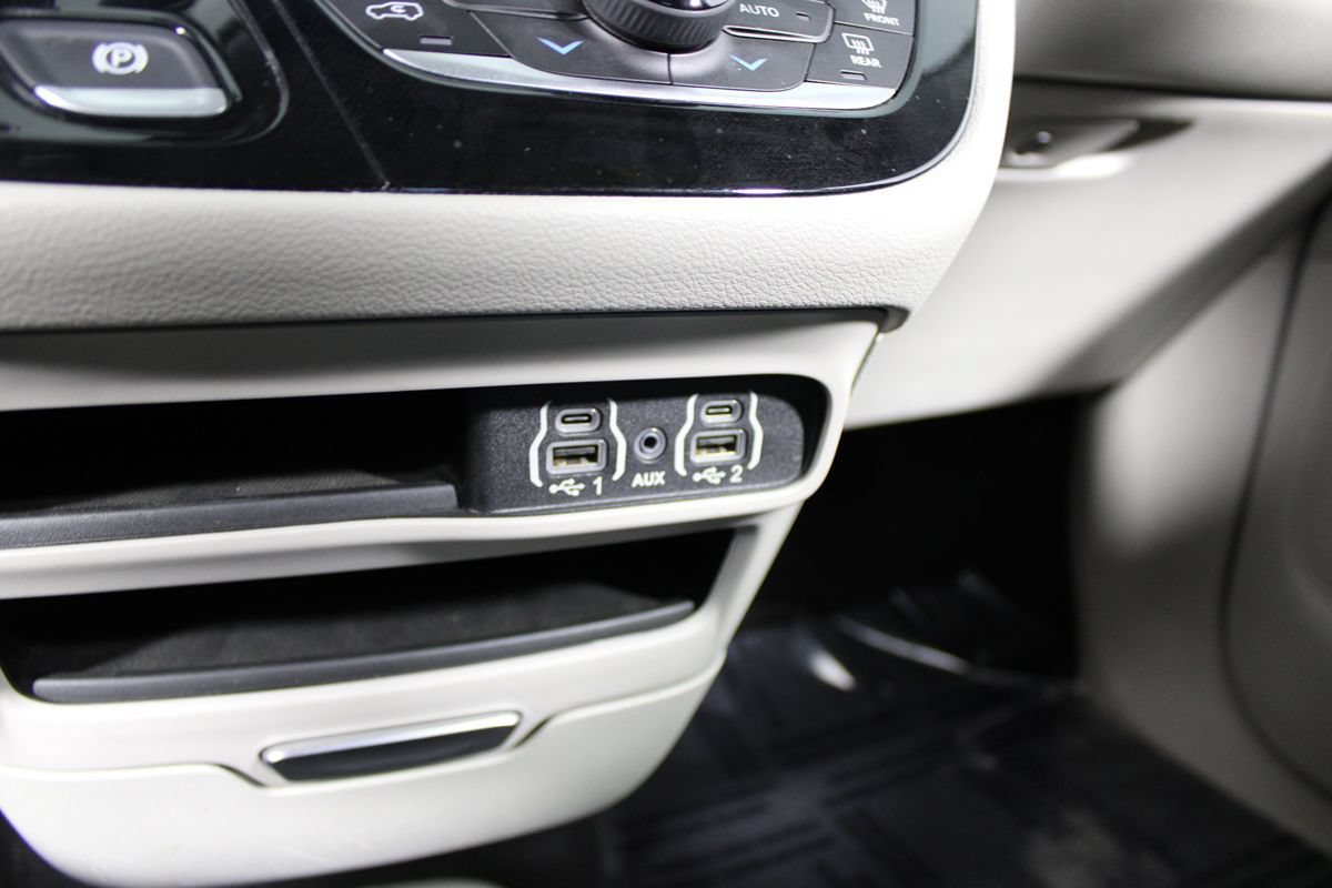 Used 2024 Chrysler Pacifica Touring-L FWD image 17