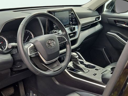 Used 2022 Toyota Highlander XLE image 18