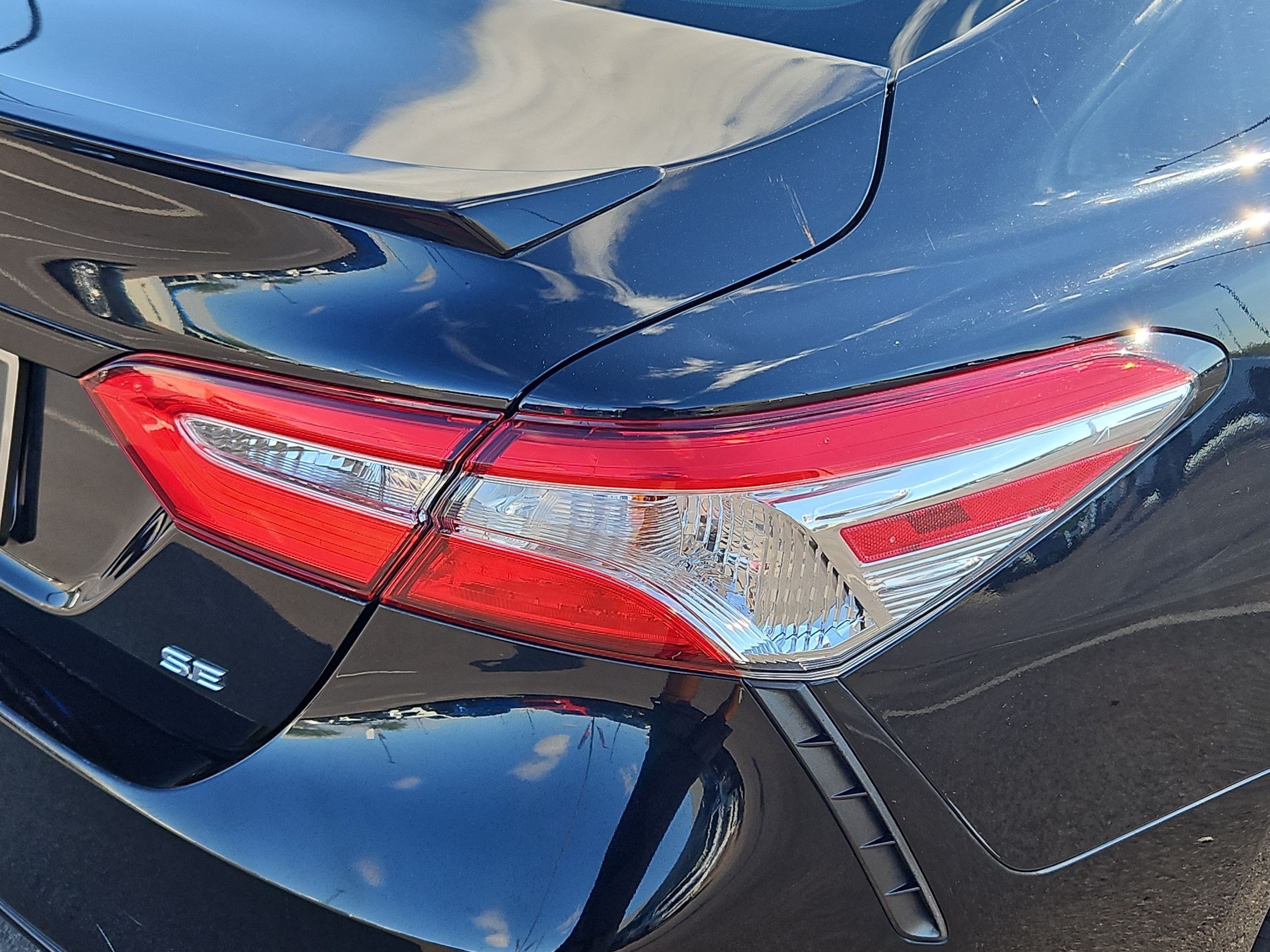 Used 2020 Toyota Camry SE FWD image 11