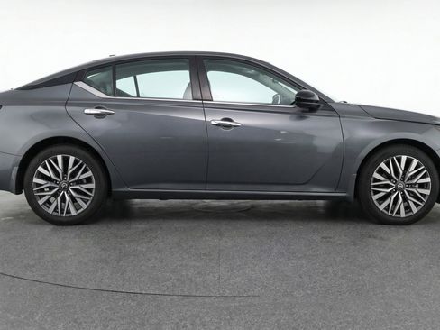 Used 2025 Nissan Altima 2.5 SV FWD image 11