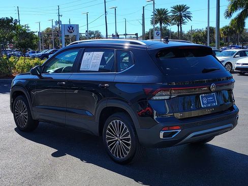 Certified 2025 Volkswagen Taos SE image 4