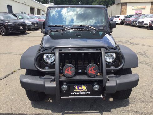 Used 2018 Jeep Wrangler Sport AWD/4WD image 3