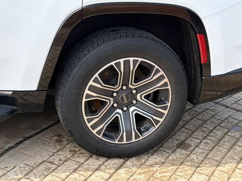 Used 2025 Jeep Wagoneer 4WD w/ Premium Group I image 12