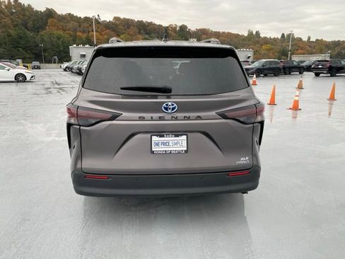 Used 2023 Toyota Sienna XLE image 7