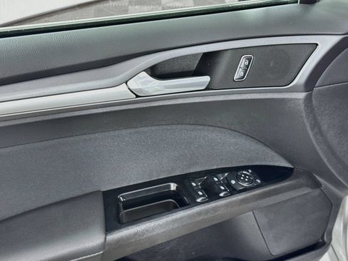 Used 2016 Ford Fusion SE FWD image 16