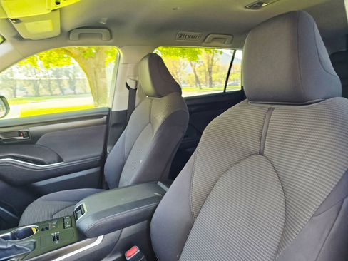 Used 2020 Toyota Highlander LE FWD image 11