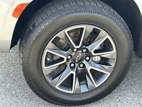 Used 2023 Chevrolet Suburban Z71 image 31