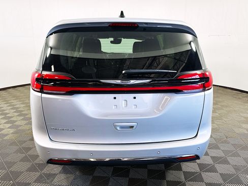 Used 2024 Chrysler Pacifica Touring-L FWD image 6
