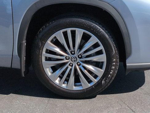 Used 2024 Toyota Highlander Platinum image 11