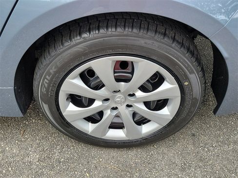 Used 2020 Toyota Corolla LE image 9