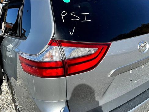 Used 2018 Toyota Sienna XLE image 29