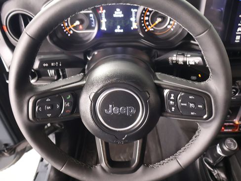 Used 2025 Jeep Wrangler Rubicon w/ Convenience Group AWD/4WD image 3