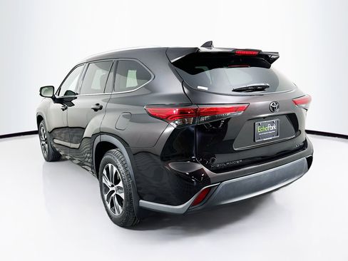 Used 2022 Toyota Highlander XLE image 5