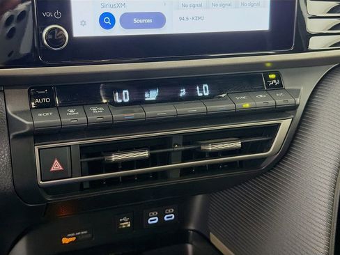 Used 2025 Toyota Camry SE FWD image 19