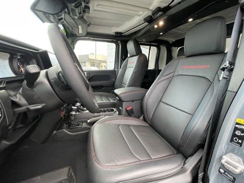 Used 2025 Jeep Gladiator Rubicon w/ Convenience Group image 11