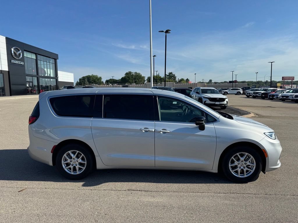 Used 2024 Chrysler Pacifica Touring-L FWD image 33