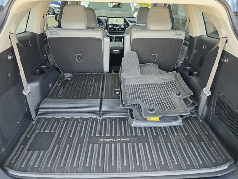 Used 2023 Toyota Highlander Limited image 14