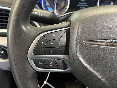 Used 2022 Chrysler Pacifica Touring-L FWD image 11