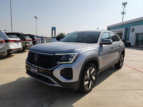 Certified 2025 Volkswagen Atlas Cross Sport SE FWD image 3