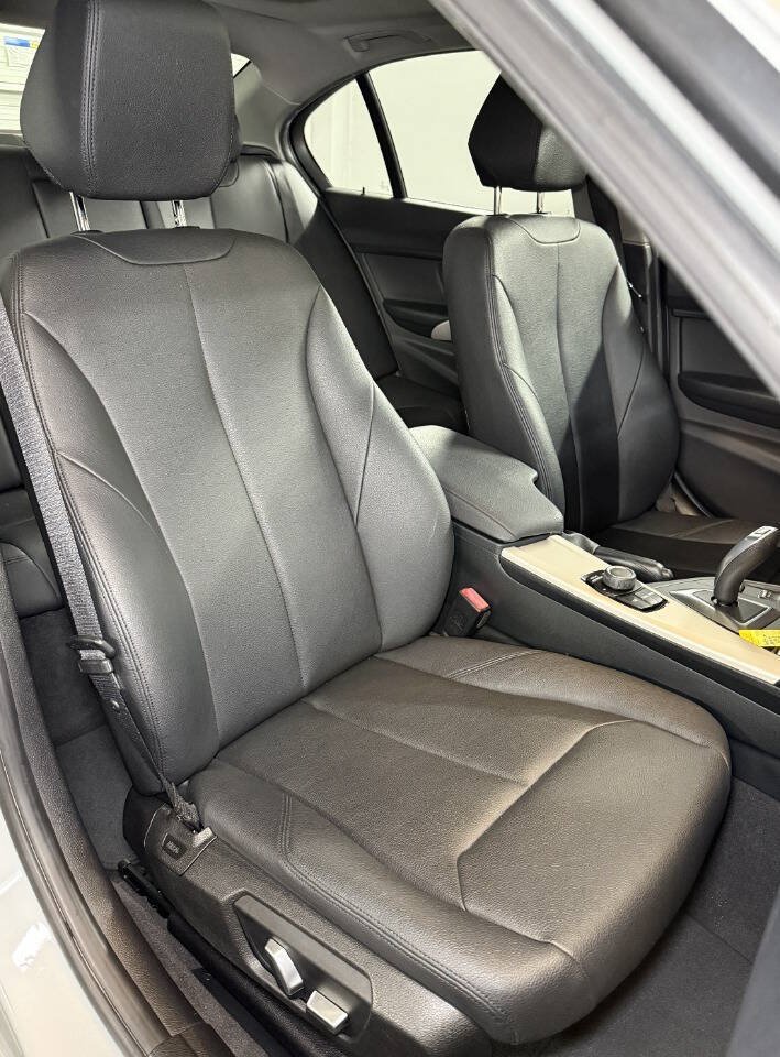 Used 2017 BMW 320i Sedan RWD image 8