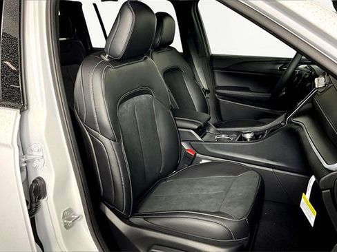 New 2025 Jeep Grand Cherokee L Altitude image 11