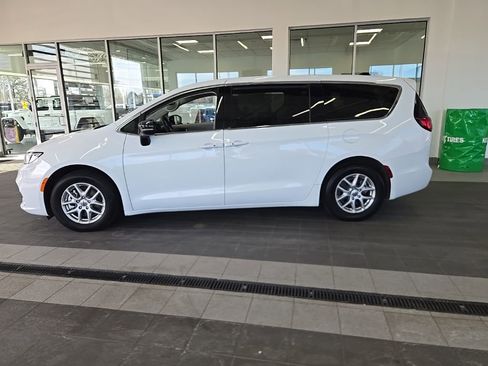 Used 2024 Chrysler Pacifica Touring-L FWD image 7