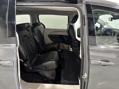 Used 2023 Chrysler Pacifica Touring-L FWD image 21