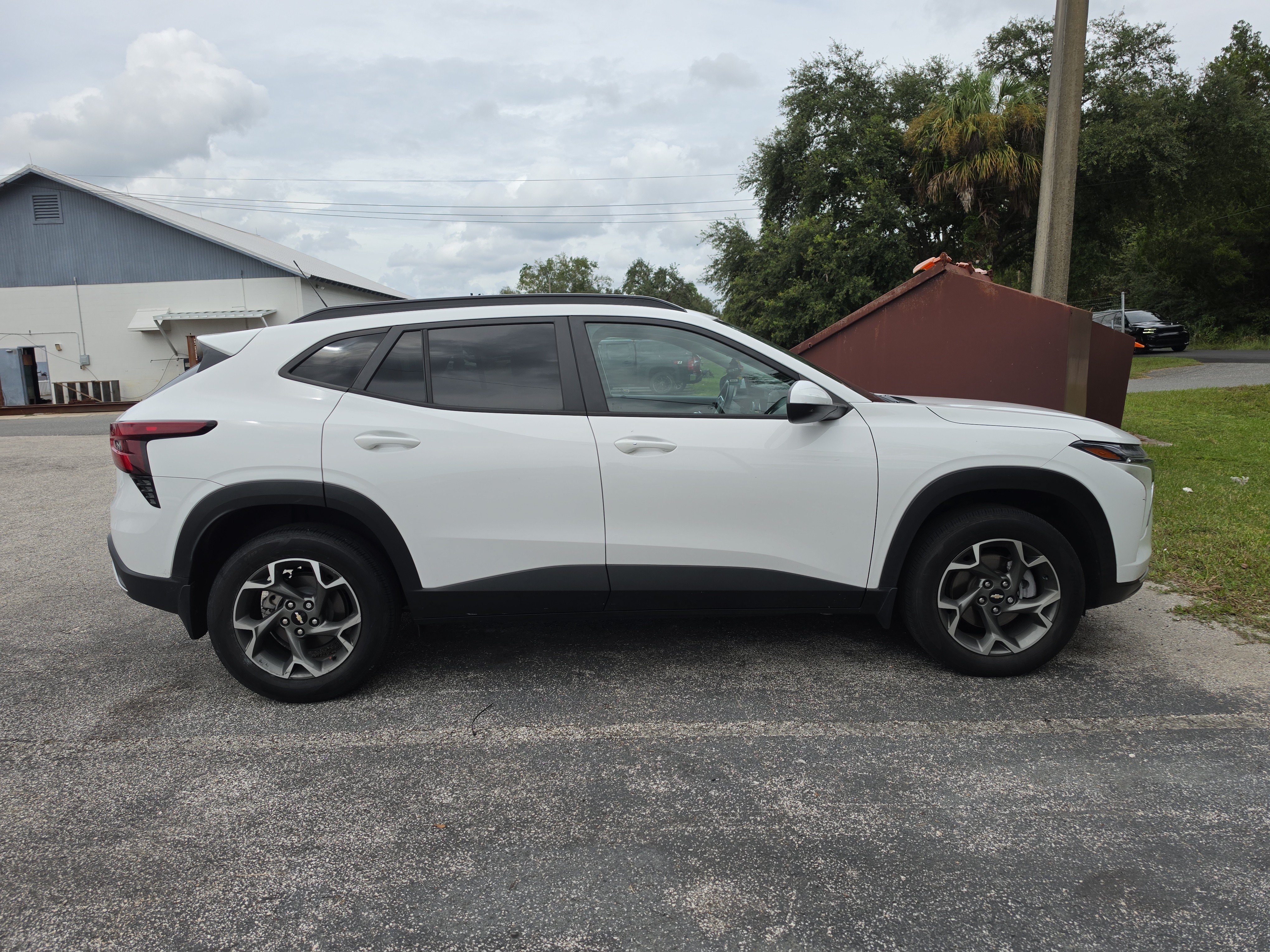 Used 2024 Chevrolet Trax LT w/ Driver Confidence Package FWD image 2