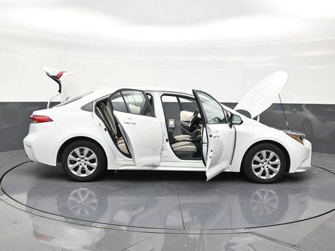 Used 2025 Toyota Corolla LE FWD image 29