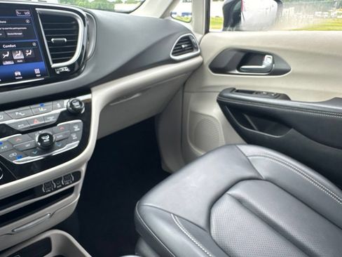 Used 2024 Chrysler Pacifica Touring-L FWD image 40