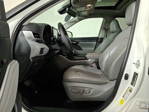 Used 2021 Toyota Highlander XLE AWD/4WD image 15