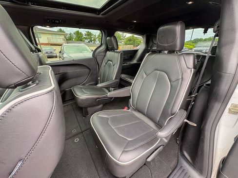 Used 2026 Chrysler Pacifica Limited FWD image 29