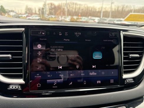 Used 2023 Chrysler Pacifica Touring-L image 15