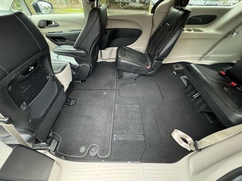 Used 2023 Chrysler Pacifica Touring-L image 21