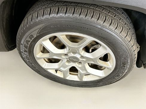 Used 2015 Jeep Renegade Latitude FWD image 11