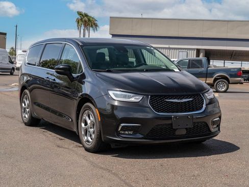 Used 2024 Chrysler Pacifica Limited FWD image 1