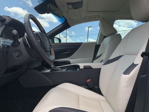 Used 2024 Lexus ES 300h w/ Technology Package FWD image 16