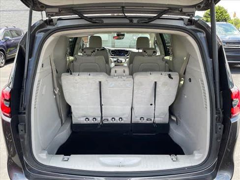 Used 2021 Chrysler Pacifica Touring-L FWD image 5