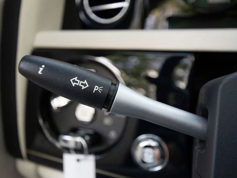 Used 2016 Rolls-Royce Phantom Drophead Coupe image 43