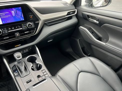 Used 2023 Toyota Highlander XLE AWD/4WD image 32