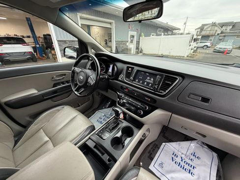 Used 2017 Kia Sedona LX w/ LX Essentials Premium Package FWD image 19