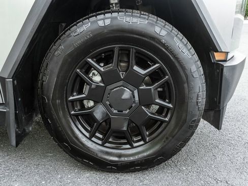 Used 2024 Tesla Cybertruck AWD Crew Cab image 5